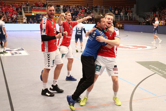 Handball 2. Handball Bundesliga 2019 2020 - Handball Sportverein Hamburg vs. VfL Luebeck-Schwartau Schlussjubel: Jens Schöngarth Schoengarth (Hamburg) Niklas Weller (Hamburg) Trainer Torsten Jansen (Hamburg) Jonas Gertges (Hamburg) Sporthalle Alsterdorf Hamburg Foto: Frank Schoof