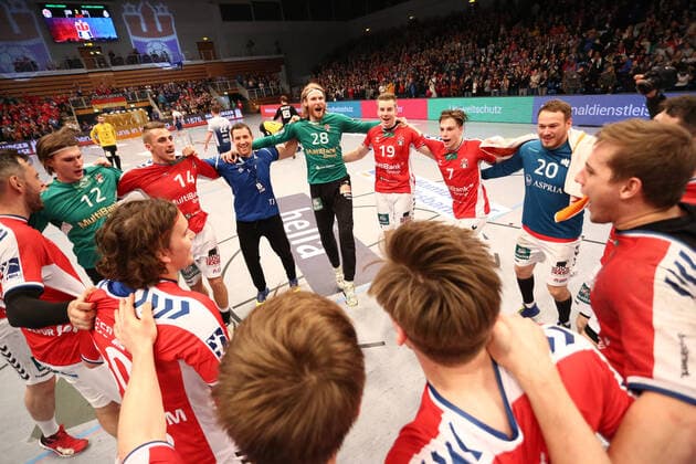 Handball 2. Handball Bundesliga 2019 2020 - Handball Sportverein Hamburg vs. VfL Luebeck-Schwartau Schlussjubel der Mannschaft . Sporthalle Alsterdorf Hamburg Foto: Frank Schoof