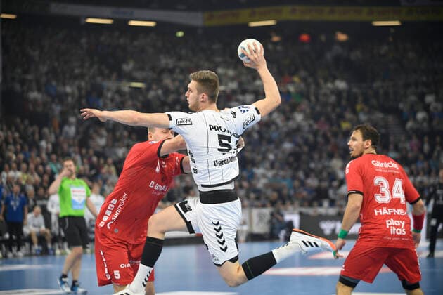 Nikola Bilyk (THW Kiel) gegen Julis Kühn (Melsungen), Handball-Bundesliga, Liqui-Moly-HBL, Männer, 11. Spieltag, THW Kiel vs Melsungen, 31.10.19 Kiel Sparkassen Arena Schleswig-Holstein Germany