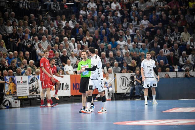 Lars Geipel gibt Domagoj Duvnjak (THW Kiel) die Rote Karte, Handball-Bundesliga, Liqui-Moly-HBL, Männer, 11. Spieltag, THW Kiel vs Melsungen, 31.10.19 Kiel Sparkassen Arena Schleswig-Holstein Germany