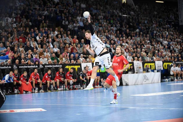 Niclas Ekberg (THW Kiel) vor Julis Kühn (Melsungen), Handball-Bundesliga, Liqui-Moly-HBL, Männer, 11. Spieltag, THW Kiel vs Melsungen, 31.10.19 Kiel Sparkassen Arena Schleswig-Holstein Germany