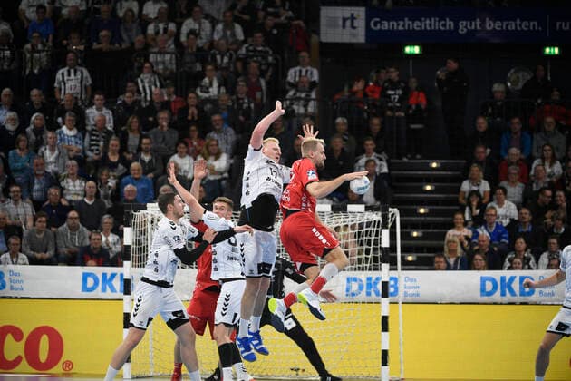 Julis Kühn (Melsungen) vor Patrick Wiencek (THW Kiel), Handball-Bundesliga, Liqui-Moly-HBL, Männer, 11. Spieltag, THW Kiel vs Melsungen, 31.10.19 Kiel Sparkassen Arena Schleswig-Holstein Germany