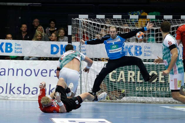 31.10.2019, Swiss Life Hall, Hannover, Ligaspiel, 1. Liga, TSV Hannover-Burgdorf vs HSG Nordhorn-Lingen, im Bild Ilija Brozovic (44, Han.-Burgdorf) im Zweikampf mit Julian Possehl (48, Nordhorn) und anschliessendem Torwurf TSV Hannover-Burgdorf vs HSG Nordhorn-Lingen