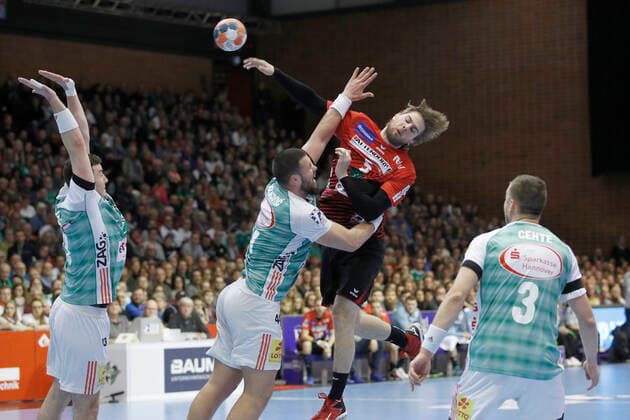 31.10.2019, Swiss Life Hall, Hannover, Ligaspiel, 1. Liga, TSV Hannover-Burgdorf vs HSG Nordhorn-Lingen, im Bild Ilija Brozovic (44, Han.-Burgdorf) im Zweikampf mit Lutz Heiny (5, Nordhorn) TSV Hannover-Burgdorf vs HSG Nordhorn-Lingen