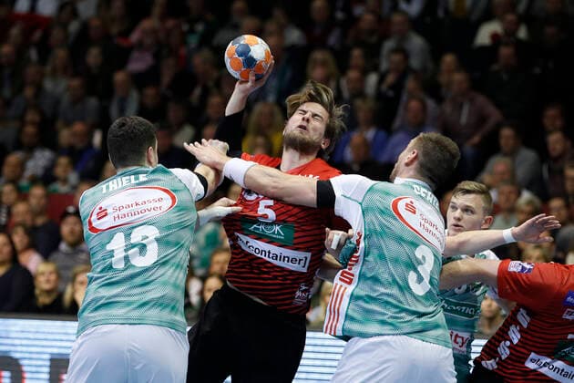 31.10.2019, Swiss Life Hall, Hannover, Ligaspiel, 1. Liga, TSV Hannover-Burgdorf vs HSG Nordhorn-Lingen, im Bild Joshua Thiele (13, Han.-Burgdorf) und Nejc Cehte (3, Han.-Burgdorf) im Zweikampf mit Lutz Heiny (5, Nordhorn) TSV Hannover-Burgdorf vs HSG Nordhorn-Lingen