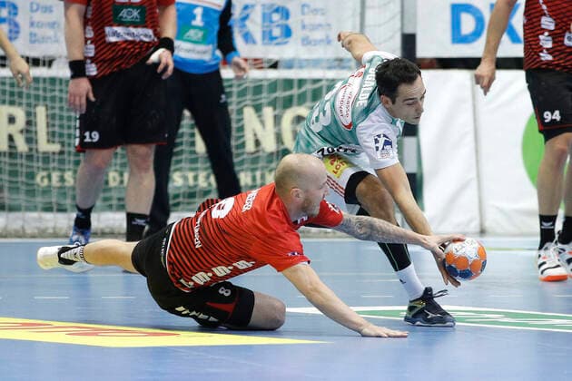 31.10.2019, Swiss Life Hall, Hannover, Ligaspiel, 1. Liga, TSV Hannover-Burgdorf vs HSG Nordhorn-Lingen, im Bild Robert Weber (8, Nordhorn) im Zweikampf mit Christian Ugalde Garcia (23, Han.-Burgdorf) TSV Hannover-Burgdorf vs HSG Nordhorn-Lingen