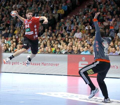31.10.2019, Swiss Life Hall, Hannover, Ligaspiel, 1. Liga, TSV Hannover-Burgdorf vs HSG Nordhorn-Lingen, im Bild Georg Poehle (94, Nordhorn) beim Torwurf gegen Urban Lesjak (90, Han.-Burgdorf) TSV Hannover-Burgdorf vs HSG Nordhorn-Lingen