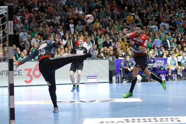 31.10.2019, Swiss Life Hall, Hannover, Ligaspiel, 1. Liga, TSV Hannover-Burgdorf vs HSG Nordhorn-Lingen, im Bild Urban Lesjak (90, Han.-Burgdorf) kann den Ball von Pavel Mickal (9, Nordhorn) nicht abwehren TSV Hannover-Burgdorf vs HSG Nordhorn-Lingen