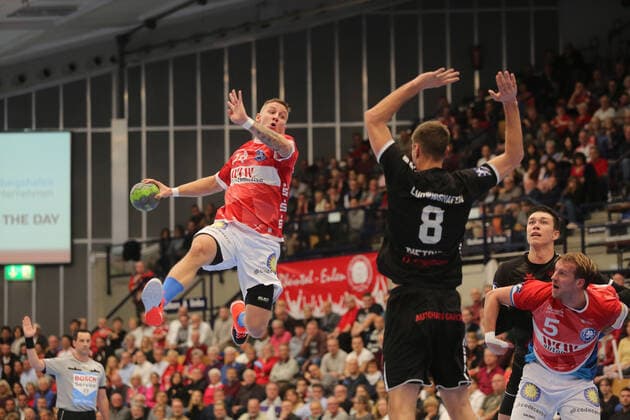 Linus Arnesson (Bergischer HC, 24) beim Wurf gegen Gunnar Dietrich (Ludwigshafen, 8) beim Spiel TSG Ludwigshafen Friesenheim vs. Bergischer HC in der 1. Handball Bundesliga am 31.10.2019, TSG Ludwigshafen Friesenheim - Bergischer HC, Handball, 1. Bundesliga, 31.10.2019 Ludwigshafen Copyright: xEibner-Pressefotox xMichaelxBermelx