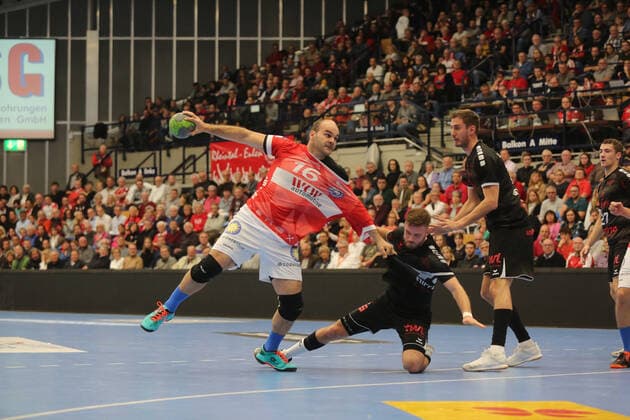 Rafael Baena Gonzalez (Bergischer HC, 16) beim Wurf gegen Kai Dippe (Ludwigshafen, 43) beim Spiel TSG Ludwigshafen Friesenheim vs. Bergischer HC in der 1. Handball Bundesliga am 31.10.2019, TSG Ludwigshafen Friesenheim - Bergischer HC, Handball, 1. Bundesliga, 31.10.2019 Ludwigshafen Copyright: xEibner-Pressefotox xMichaelxBermelx