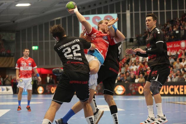 Max Darj (Bergischer HC, 5) im Zweikampf mit Kai Dippe (Ludwigshafen, 43) und Jannik Hofmann (Ludwigshafen, 22) beim Spiel TSG Ludwigshafen Friesenheim vs. Bergischer HC in der 1. Handball Bundesliga am 31.10.2019, TSG Ludwigshafen Friesenheim - Bergischer HC, Handball, 1. Bundesliga, 31.10.2019 Ludwigshafen Copyright: xEibner-Pressefotox xMichaelxBermelx
