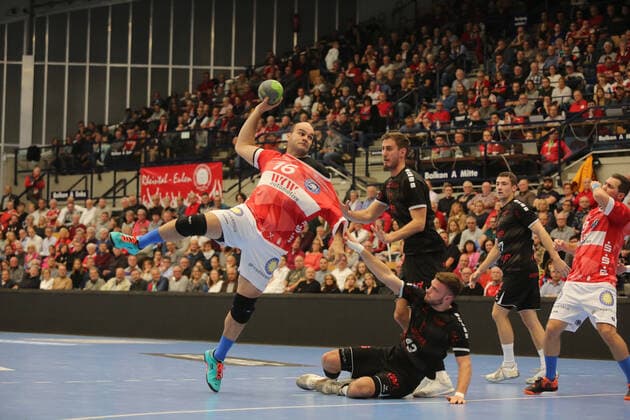 Rafael Baena Gonzalez (Bergischer HC, 16) beim Wurf gegen Kai Dippe (Ludwigshafen, 43) beim Spiel TSG Ludwigshafen Friesenheim vs. Bergischer HC in der 1. Handball Bundesliga am 31.10.2019, TSG Ludwigshafen Friesenheim - Bergischer HC, Handball, 1. Bundesliga, 31.10.2019 Ludwigshafen Copyright: xEibner-Pressefotox xMichaelxBermelx