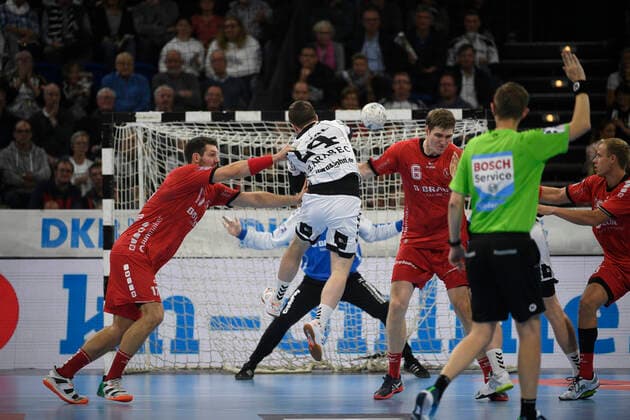 Miha Zarabec (THW Kiel) zwis chen Felix Danner (Melsungen) und Finn Lemke (Melsungen), Handball-Bundesliga, Liqui-Moly-HBL, Männer, 11. Spieltag, THW Kiel vs Melsungen, 31.10.19 Kiel Sparkassen Arena Schleswig-Holstein Germany