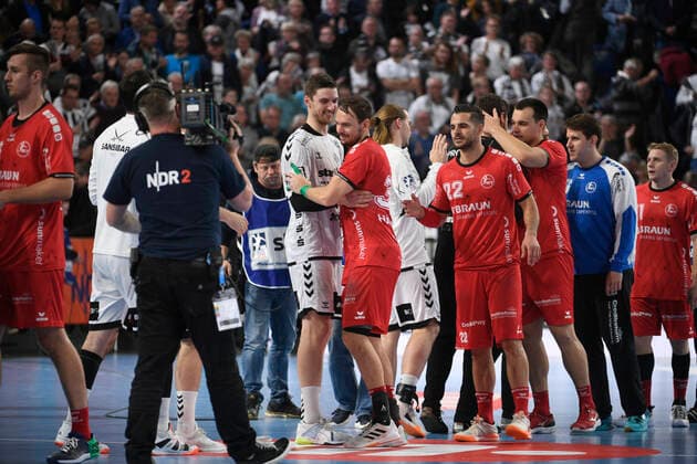 Abklatschen nach dem Spiel, Handball-Bundesliga, Liqui-Moly-HBL, Männer, 11. Spieltag, THW Kiel vs Melsungen, 31.10.19 Kiel Sparkassen Arena Schleswig-Holstein Germany