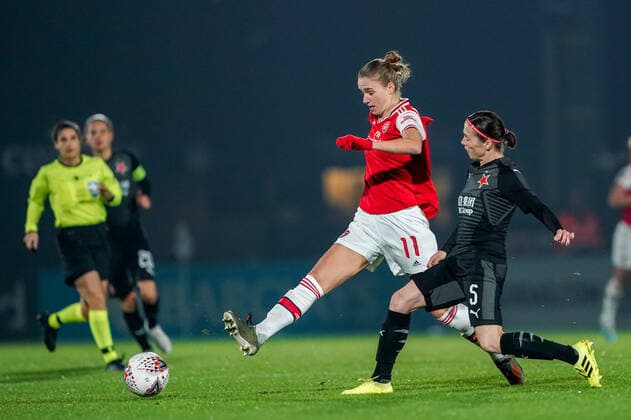 BOREHAMWOOD, ENGLAND - OCTOBER 31: Vivianne Miedema of Arsenal (left) tackles Michaela Khyrova of SK Slavia Praha (right) during the UEFA Women s Champions League football match between Arsenal Women vs SK Slavia Praha Women at Meadow Park on October 31, 2019 in Borehamwood, England (Photo by Daniela Porcelli SPP) Copyright: xDanielaxPorcellix 20191031-21-32-52-DJP09972