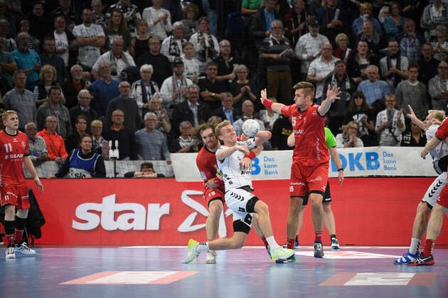 Gisli Thorgeir Kristjansson (THW Kiel) zwischen Timm Schneider (links) und Stefan Salger (Melsungen), Handball-Bundesliga, Liqui-Moly-HBL, Männer, 11. Spieltag, THW Kiel vs Melsungen, 31.10.19 Kiel Sparkassen Arena Schleswig-Holstein Germany