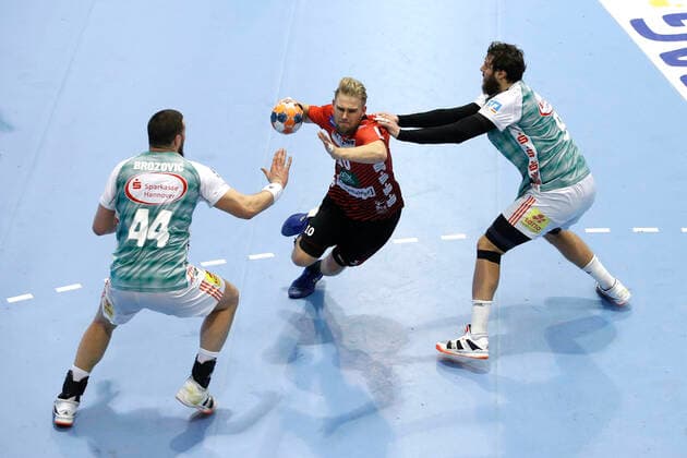 31.10.2019, Swiss Life Hall, Hannover, Ligaspiel, 1. Liga, TSV Hannover-Burgdorf vs HSG Nordhorn-Lingen, im Bild Ilija Brozovic (44, Han.-Burgdorf) und Mait Patrail (9, Han.-Burgdorf) im Zweikampf mit Patrick Miedema (10, Nordhorn) TSV Hannover-Burgdorf vs HSG Nordhorn-Lingen