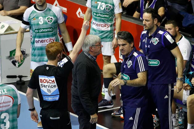 31.10.2019, Swiss Life Hall, Hannover, Ligaspiel, 1. Liga, TSV Hannover-Burgdorf vs HSG Nordhorn-Lingen, im Bild Schiedsrichter David Hannes zeigt Carlos Ortega (Trainer, Han.-Burgdorf) die gelbe Karte wegen Meckern TSV Hannover-Burgdorf vs HSG Nordhorn-Lingen
