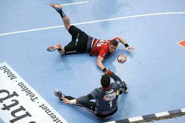 Sport Themen der Woche KW44 Sport Bilder des Tages 31.10.2019, Swiss Life Hall, Hannover, Ligaspiel, 1. Liga, TSV Hannover-Burgdorf vs HSG Nordhorn-Lingen, im Bild Luca de Boer (19, Nordhorn) verwandelt gegen Domenico Ebner (1, Han.-Burgdorf) TSV Hannover-Burgdorf vs HSG Nordhorn-Lingen