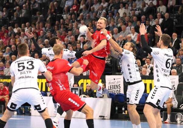 Foto : Torwurf von Julius KÜHN gegen Pavel Horak (Kiel) Handball Herren 1. Bundesliga am Do. 31.10.2019 THW Kiel - SG Melsungen 38 - 26