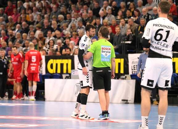 Foto : rote Karte gegen Domagoj Duvnjak (Kiel) , rechts Schiri Lars Geipel Handball Herren 1. Bundesliga am Do. 31.10.2019 THW Kiel - SG Melsungen 38 - 26