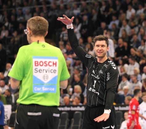 Foto : Torhüter Niklas Landin Jacobsen (Kiel) diskutiert mit Schiri Marcus Helbig Handball Herren 1. Bundesliga am Do. 31.10.2019 THW Kiel - SG Melsungen 38 - 26