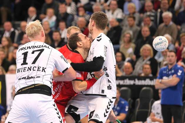 Foto : Kai HÄFNER gegen Hendrik Pekeler (Kiel) , rechts Handball Herren 1. Bundesliga am Do. 31.10.2019 THW Kiel - SG Melsungen 38 - 26