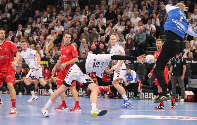 Foto : Hendrik Pekeler (Kiel) wirft gegen Torhüter Johan Sjöstrand Handball Herren 1. Bundesliga am Do. 31.10.2019 THW Kiel - SG Melsungen 38 - 26