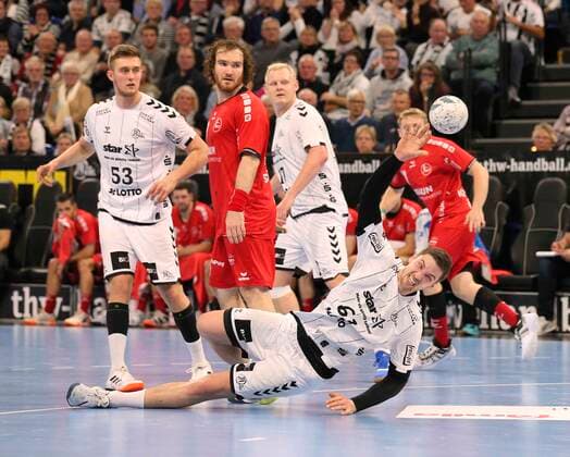 Foto : Torwurf von Hendrik Pekeler (Kiel) Handball Herren 1. Bundesliga am Do. 31.10.2019 THW Kiel - SG Melsungen 38 - 26
