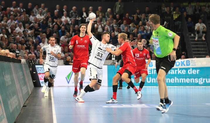 Foto : am Ball Nikola Bilyk (Kiel) gegen Lasse Mikkelsen Handball Herren 1. Bundesliga am Do. 31.10.2019 THW Kiel - SG Melsungen 38 - 26