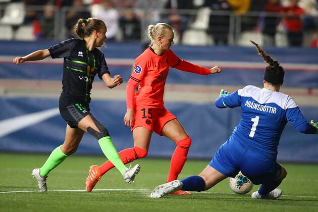 Karina Saevik (PSG) vs Sonny Thrainsdottir ( Gardienne Breidablik ) FOOTBALL : PSG vs Breidablik - Ligue des Champions Feminine - 31 10 2019 GwendolineLeGoff Panoramic 
