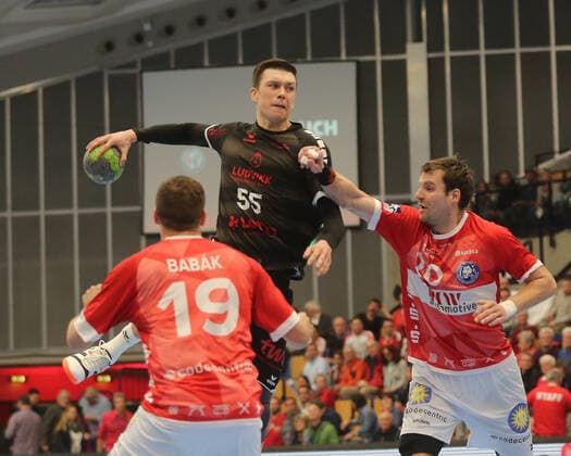 Azat Valiullin (Ludwigshafen, 55) beim Wurf gegen Csaba Szuecs (Bergischer HC, 20) und Tomas Babak (Bergischer HC, 19) beim Spiel TSG Ludwigshafen Friesenheim vs. Bergischer HC in der 1. Handball Bundesliga am 30.10.2019, TSG Ludwigshafen Friesenheim - Bergischer HC, Handball, 1. Bundesliga, 30.10.2019 Ludwigshafen Copyright: xEibner-Pressefotox xMichaelxBermelx