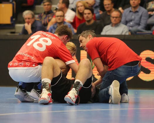 Yannick Fraatz (Bergischer HC, 18) kuemmert sich um den verletzten Max Neuhaus (Ludwigshafen, 37) beim Spiel TSG Ludwigshafen Friesenheim vs. Bergischer HC in der 1. Handball Bundesliga am 30.10.2019, TSG Ludwigshafen Friesenheim - Bergischer HC, Handball, 1. Bundesliga, 30.10.2019 Ludwigshafen Copyright: xEibner-Pressefotox xMichaelxBermelx
