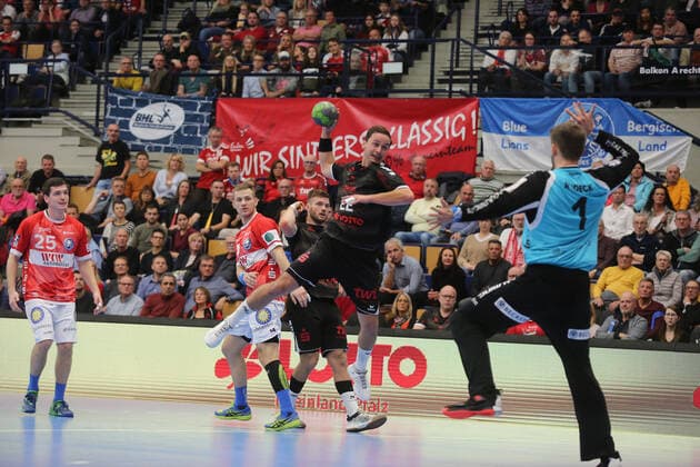 Jannik Hofmann (Ludwigshafen, 22) beim Wurf gegen Christopher Rudeck (Bergischer HC, 1) beim Spiel TSG Ludwigshafen Friesenheim vs. Bergischer HC in der 1. Handball Bundesliga am 30.10.2019, TSG Ludwigshafen Friesenheim - Bergischer HC, Handball, 1. Bundesliga, 30.10.2019 Ludwigshafen Copyright: xEibner-Pressefotox xMichaelxBermelx