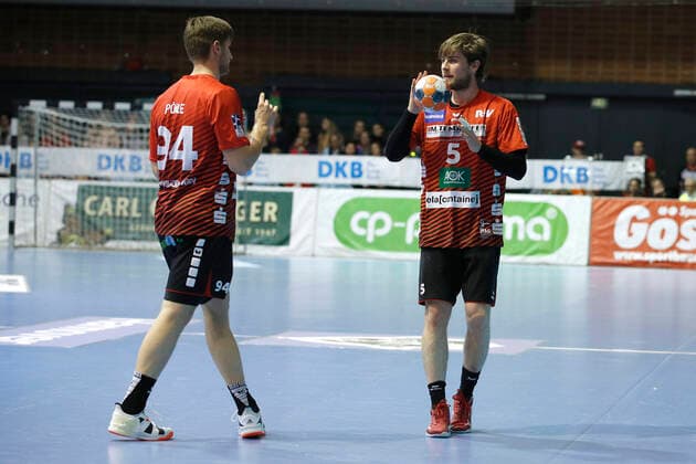 31.10.2019, Swiss Life Hall, Hannover, Ligaspiel, 1. Liga, TSV Hannover-Burgdorf vs HSG Nordhorn-Lingen, im Bild Georg Poehle (94, Nordhorn) zusammen mit Lutz Heiny (5, Nordhorn) am Ball TSV Hannover-Burgdorf vs HSG Nordhorn-Lingen