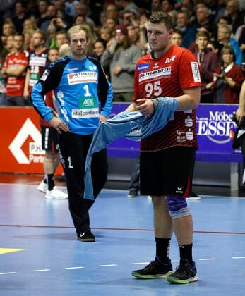31.10.2019, Swiss Life Hall, Hannover, Ligaspiel, 1. Liga, TSV Hannover-Burgdorf vs HSG Nordhorn-Lingen, im Bild Bart Ravensbergen (1, Nordhorn) und Dominik Kalafut (95, Nordhorn) sind nach der Niederlage enttaeuscht TSV Hannover-Burgdorf vs HSG Nordhorn-Lingen