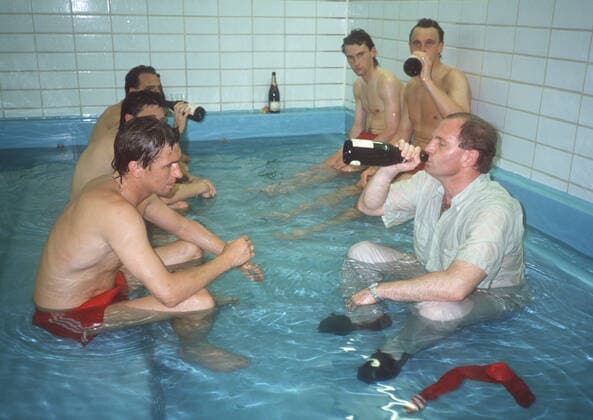 Fußball, FC Bayern München, Deutscher Meister 1989 Zum Rueckzug von Uli Hoeness als Praesident des FC Bayern Muenchen. Archivfoto; Fussball Bundesliga, FC Bayern Muenchen Deutscher Meister 1989, Meisterfeier, Manager Uli HOENESS (rechts) und Klaus AUGENTHALER trinken Champagner im Pool, Entmuedungsbecken, 17.06.1989.