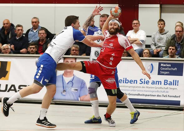 TuS Ferndorf - TV Hüttenberg, 01.11.2019 Bildmitte: Julius Lindskog Andersson (TuS Ferndorf) gegen (links) Merlin Fuß (TV Hüttenberg) und Tomáö Sklenák (TV Hüttenberg), Kreuztal Stählerwiese Deutschland