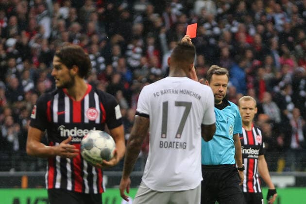 Sport Bilder des Tages 02.11.2019, xtvx, Fussball 1.Bundesliga, Eintracht Frankfurt - Bayern Muenchen emspor, Rote Karte, red card Jerome Boateng (FC Bayern Muenchen) Schiedsrichter Markus Schmidtv.l. (DFL DFB REGULATIONS PROHIBIT ANY USE OF PHOTOGRAPHS as IMAGE SEQUENCES and or QUASI-VIDEO) Frankfurt am Main