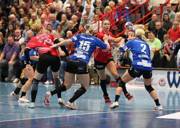 Emily Boelk (Thueringer HC 20) gegen Celine Michielsen (HSG Blomberg-Lippe 15)(links) und Kira Schnack (HSG Blomberg-Lippe 2)(rechts) GER, Handball, DHB Pokal Frauen, Achtelfinale, HSG Blomberg-Lippe gegen Thueringer HC, 02.11.2019 Blomberg Copyright: xEibner-Pressefotox xJanxStrohdiex EP_JSK