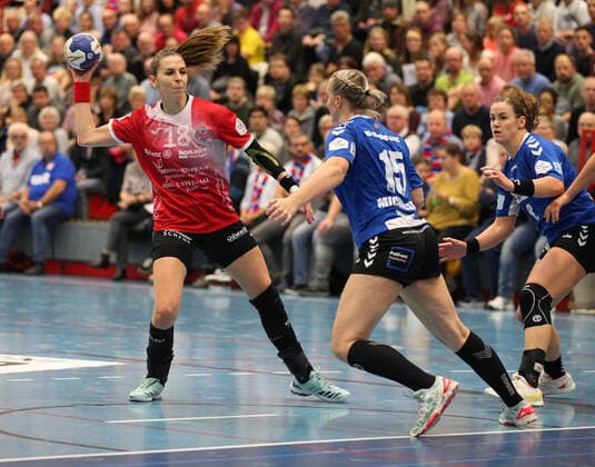 Iveta Koresova (Thueringer HC 18) gegen Celine Michielsen (HSG Blomberg-Lippe 15)(rechts) GER, Handball, DHB Pokal Frauen, Achtelfinale, HSG Blomberg-Lippe gegen Thueringer HC, 02.11.2019 Blomberg Copyright: xEibner-Pressefotox xJanxStrohdiex EP_JSK