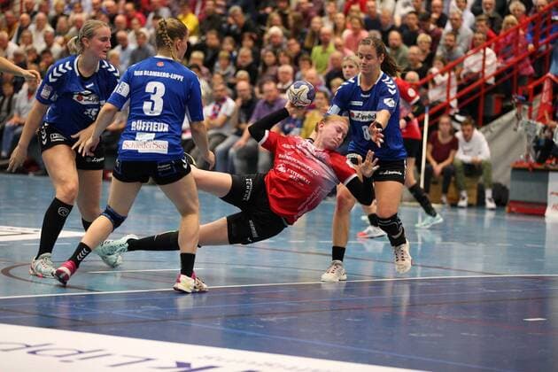 Meike Schmelzer (Thueringer HC 13) vorbei an v.l. Celine Michielsen (HSG Blomberg-Lippe 15), Laura Rueffieux (HSG Blomberg-Lippe 3), Tessa van Zijl (HSG Blomberg-Lippe 8) GER, Handball, DHB Pokal Frauen, Achtelfinale, HSG Blomberg-Lippe gegen Thueringer HC, 02.11.2019 Blomberg Copyright: xEibner-Pressefotox xJanxStrohdiex EP_JSK