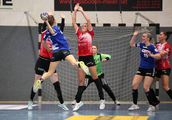 Merle Heidergott (HSG Blomberg-Lippe 5) gegen th23 (links) und Alicia Stolle (Thueringer HC 17)(rechts) GER, Handball, DHB Pokal Frauen, Achtelfinale, HSG Blomberg-Lippe gegen Thueringer HC, 02.11.2019 Blomberg Copyright: xEibner-Pressefotox xJanxStrohdiex EP_JSK