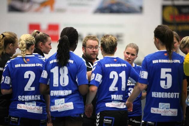 Steffen Birkner (Trainer HSG Blomberg-Lippe) spricht in der Auszeit zu seiner Mannschaft GER, Handball, DHB Pokal Frauen, Achtelfinale, HSG Blomberg-Lippe gegen Thueringer HC, 02.11.2019 Blomberg Copyright: xEibner-Pressefotox xJanxStrohdiex EP_JSK
