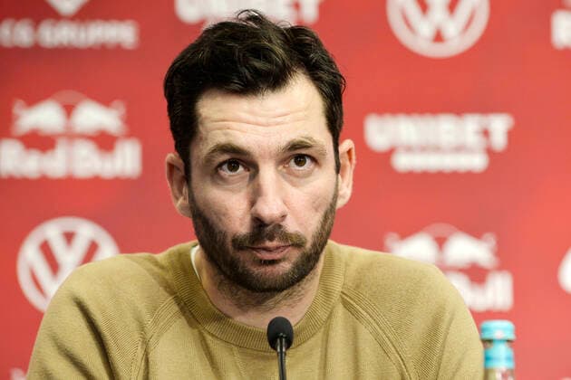 Fußball Bundesliga, Saison 2019 2020, 10. Spieltag, RB Leipzig vs. Mainz 05 (02.11.2019) 8:0 (5:0) Sandro Schwarz (Trainer Mainz 05) nach dem Bundesliga-Spiel Leipzig gegen Mainz (02.11.2019) (8:0 5:0) auf der Pressekonferenz. Schwarz schaut nach oben und presst die Lippen zusammen. Leipzig Sachsen Deutschland Red-Bull Arena *** Football Bundesliga, season 2019 2020, 10 matchday, RB Leipzig vs. Mainz 05 02 11 2019 8 0 5 0 Sandro Schwarz Trainer Mainz 05 after the Bundesliga match Leipzig vs. Mainz 02 11 2019 8 0 5 0 at the press conference Schwarz looks up and presses the lips together Leipzig Saxony Germany Red Bull Arena