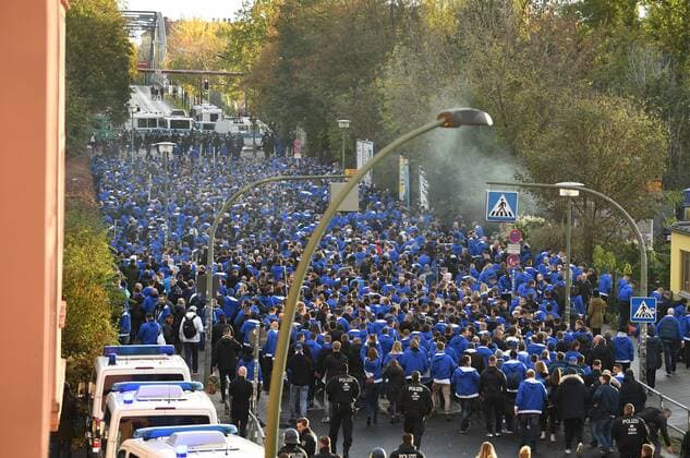 Fussball, Herren, Saison 2019 2020, 1. Bundesliga (10. Spieltag), 1. FC Union Berlin - Hertha BSC, Fans von Hertha trafen sich zum Fanmarsch am Boxhagener Platz, bevor sie nach Köpenick aufbrachen, hier sind sie in der Gärtner-Straße in der Nähe des Boxhagener Platzes, 02.11. 2019, Copyright: xMatthiasxKochx