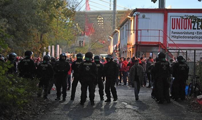 Fussball, Herren, Saison 2019 2020, 1. Bundesliga (10. Spieltag), 1. FC Union Berlin - Hertha BSC, Die Partie wurde von einem großen Sicherheitsaufgebot (Polizei, Ordner) begleitet, hier auf der Waldseite, 02.11. 2019, Copyright: xMatthiasxKochx