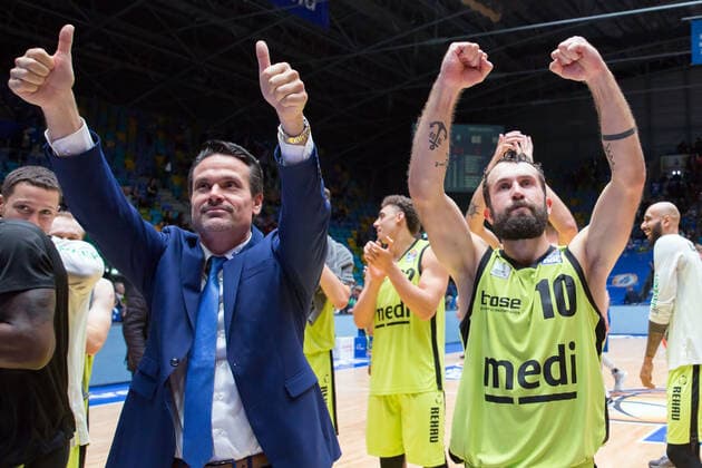 Fraport Skyliners - medi Bayreuth , 1. BBL Head Coach Raoul Korner (medi Bayreuth) und Bastian Doreth (medi Bayreuth, 10) bedanken sich beim Publikum., Frankfurt am Main Hessen Deutschland Fraport-Arena