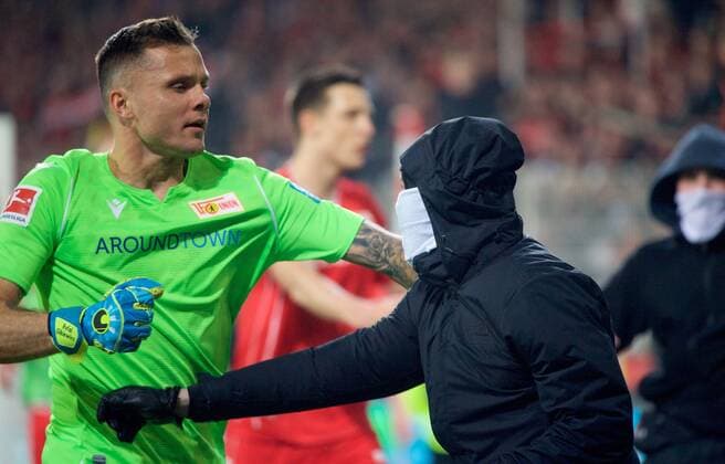 Bilder des Jahres 2019, Sport 11 November Sport Themen der Woche KW44 Sport Bilder des Tages Fussball DFL 1.Bundesliga Berlin 31.11.2019 10 Spieltag Stadion an der Alten Foersterei 1 FC Union Berlin geg Hertha BSC 1 : 0 Vermummte Fans stürmen nach Spielschluss den Rasen und werden von den Spielern TW Rafal GIKIEWICZ 1 Union Berlin zurückgehalten *** Football DFL 1 Bundesliga Berlin 31 11 2019 10 Matchday Stadion an der Alten Foersterei 1 FC Union Berlin geg Hertha BSC 1 0 Masked fans storm the pitch after the end of the match and are held back by the players TW Rafal GIKIEWICZ 1 Union Berlin