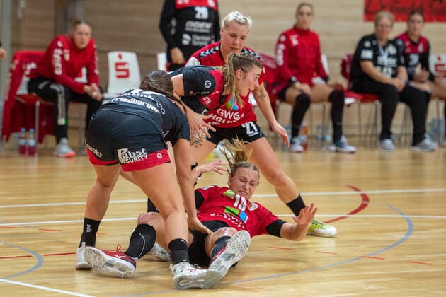 Lea Gruber (SV Union Halle) am Boden im Kampf gegen Isabell Hurst (Bensheim) und Lisa Friedberger (Bensheim) im DHB-Pokal Achtelfinale SV Union Halle-Neustadt (Wildcats) vs. HSG Bensheim Auerbach Handball DHB Pokal - Saison 2019 2020 Copyright: xVIADATAx xHolgerxJohnx Halle Saale Sachsen-Anhalt Deutschland